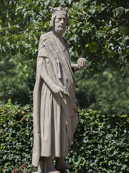 Markt Bad Abbach Figur Kaiser Heinrich II. der Heilige vor Hotel Gasthof zur Post Am Markt 21 93077 Bad Abbach Foto: altrofoto.de