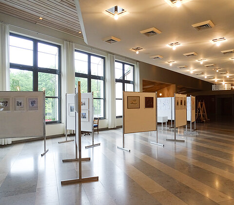Foyer im Kurhaus mit Ausstellung