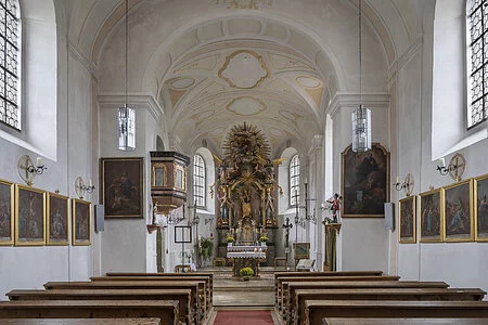 Ansicht des barocken Innenraums der Kirche Mariä Himmelfahrt im Bad Abbacher Ortsteil Oberndorf, mit Kanzel auf der linken Seite und direktem Blick auf den Altar sowie dem unmittelbar dahinterliegendem Hochaltar