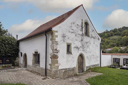 Außenansicht der im spätgotischen Stil errichteten Seelenkapelle, die sich in der Nordwestecke des Kirchenhofes befindet (Quelle: heimatforschung-regensburg.de)