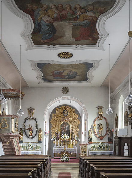 Innenansicht der Expositurkirche St. Martin im Bad Abbacher Ortsteil Dünzling, mit Kanzel auf der linken Seite und gegenüberliegendem Beichstuhl, sowie direktem Blick auf den Hochaltar und seine beiden Seitenaltäre, die Kirche ist Teil der Katholischen Pfarrei St. Michael Paring