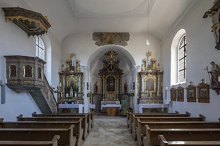 Innenansicht der Kirche St. Peter und Paul im Bad Abbacher Ortsteil Saalhaupt mit Kanzel auf der linken Seite und gegenüberliegendem Kreuz, sowie direktem Blick auf den Hochaltar und seine beiden Seitenaltäre