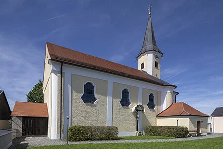 Außenansicht der Kirche St. Bartholomäus im Bad Abbacher Ortsteil Lengfeld
