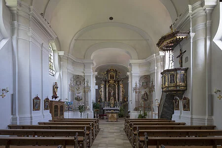 Ansicht des spätbarocken Innenraums der Kirche St. Bartholomäus im Bad Abbacher Ortsteil Lengfeld mit Kanzel auf der rechten Seite und dem ihr gegenüberliegenden Beichstuhl sowie dem direkten Blick auf den Hochaltar, die beiden Seitenaltäre wurden in Form von Gemälden geschaffen