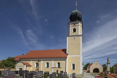 Außenansicht der Kirche St. Martin im Bad Abbacher Ortsteil Dünzling