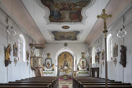 Innenansicht der Expositurkirche St. Martin im Bad Abbacher Ortsteil Dünzling, mit Kanzel auf der linken Seite und gegenüberliegendem Beichstuhl, sowie direktem Blick auf den Hochaltar und seine beiden Seitenaltäre, die Kirche ist Teil der Katholischen Pfarrei St. Michael Paring