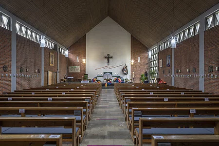 Innenansicht der Kirche zur Heiligen Familie
