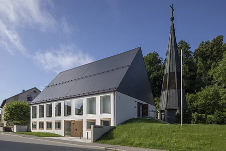 Außenansicht der Evangelischen Kreuzkirche in Bad Abbach