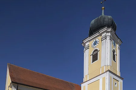 Außenansicht der Kirche St. Peter und Paul im Bad Abbacher Ortsteil Saalhaupt