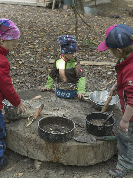 Kinder spielen mit Töpfen im Waldkindergarten Moosmutzel im Bad Abbacher Ortsteil Lengfeld