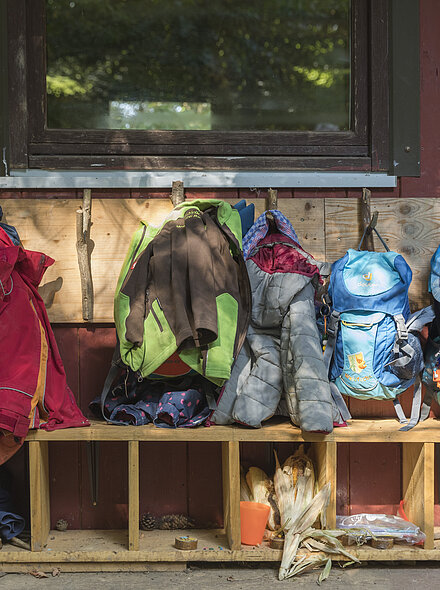 Garderobe der Kinder im Waldkindergarten Bad Abbacher Moosmutzel