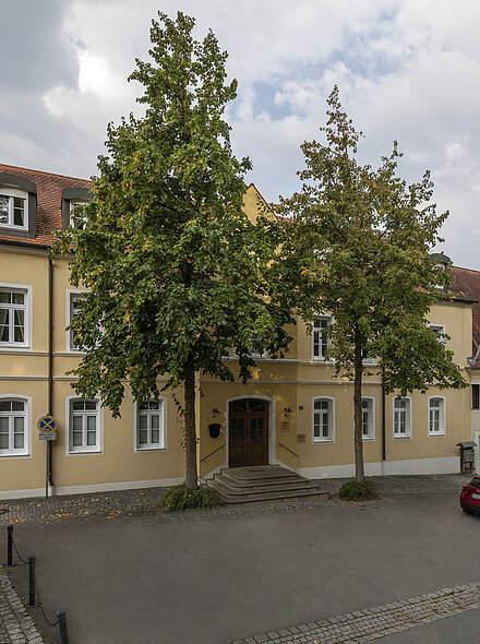 Außenansicht des ehemaligen Schulgebäudes, in dem sich heute das Bad Abbacher Archiv befindet.