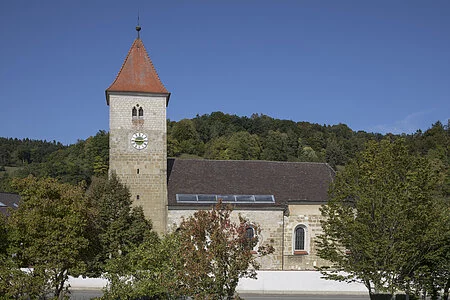 Außenansicht der Kirche Mariä Himmelfahrt im Bad Abbacher Ortsteil Oberndorf