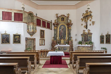 Innenansicht der Marktkirche St. Christophorus mit direktem Blick auf den barocken Hochaltar und seinem Seitenaltar auf der rechten Seite, linker Hand der Zugang zur Sakristei, direkt darüber befindet sich das Oratorium (Quelle: st-nikolaus-pfarrei.de)