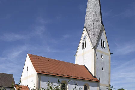 Außenansicht der Kirche St. Martin im Bad Abbacher Ortsteil Poikam