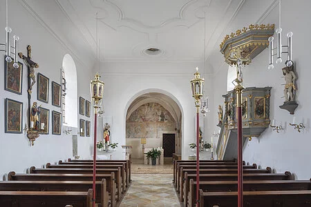 Innenansicht der Kirche St. Martin im Bad Abbacher Ortsteil Poikam, mit Kreuz an der linken Seite und gegenüberliegender Kanzel sowie dem Altar