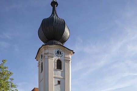 Außenansicht der Kirche St. Georg im Bad Abbacher Ortsteil Peising