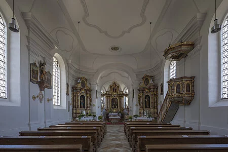 Ansicht des spätbarocken Innenraums der Kirche St. Georg im Bad Abbacher Ortsteil Peising, mit Kanzel auf der rechten Seite und direktem Blick auf den Hochaltar sowie die beiden Seitenaltäre