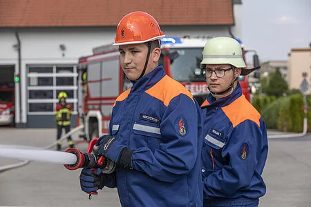 Mitglieder der Jugendfeuerwehr bei einer Übung