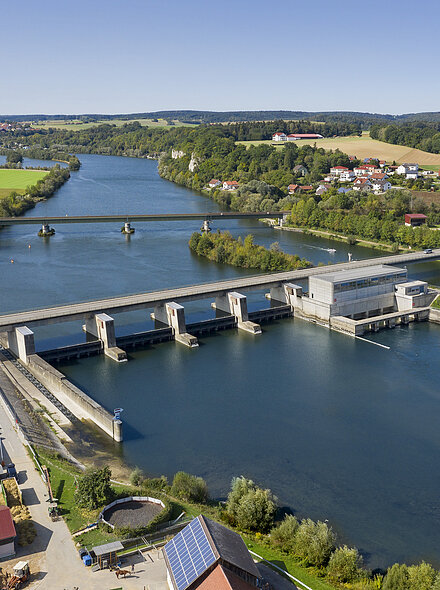 Luftaufnahme der Brücke nach Poikam mit der Schleuse der Staustufe Bad Abbach