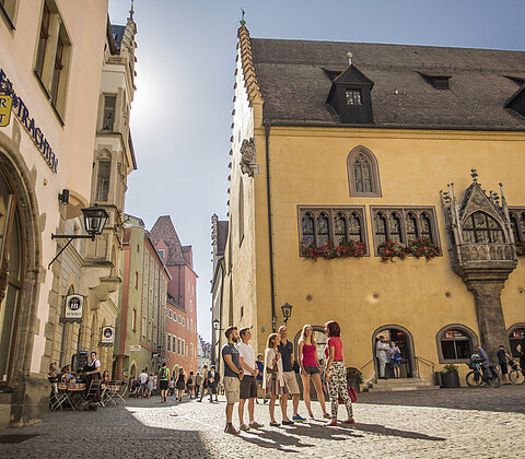 Der Rathausplatz mit dem alten Rathaus in Regensburg