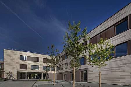 Außenansicht der Angrüner-Mittelschüle (AMS) in Bad Abbach