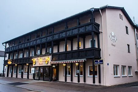 Außenansicht des Park Café Reichl im Zentrum von Bad Abbach.