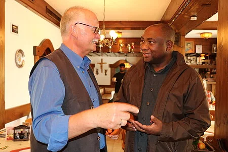 Wolfgang Hiebl (li.) mit Pater Robert Kaiza