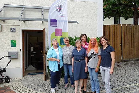 Internationales Café des KDFB Bad Abbach

Tolles Team um die Vorsitzende Andrea Halbauer des KDFB Bad Abbach: (v.l.) Maria Scheidler, Elisabeth Schröppl, Veronika Suttner, Maria Piskurek, Waltraud Brombierstäudl, Andrea Halbauer