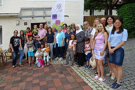 Team des Internationalen Cafés des KDFB Bad Abbach mit den Besuchern