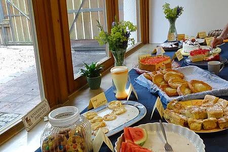 Das Buffet mit verschiedenen Spezialitäten beim Internationalen Café