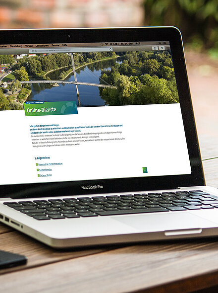 Die Online-Dienste des Marktes Bad Abbach auf dem Laptop
