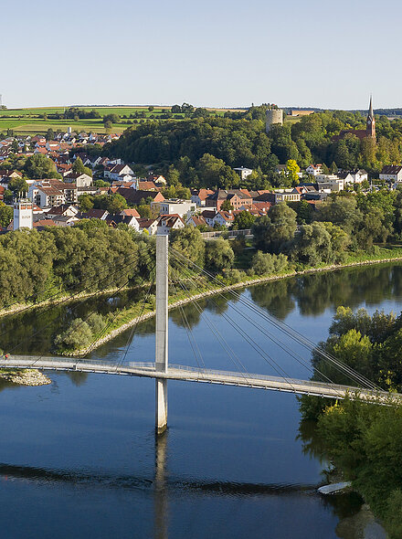 Luftaufnahme der Fußgängerbrücke Charbonnieres-les-Bains