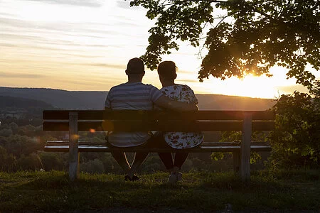 Sonnenuntergang auf einer Parkbank am Burgberg mit Blick auf die Bad Abbacher Landschaft