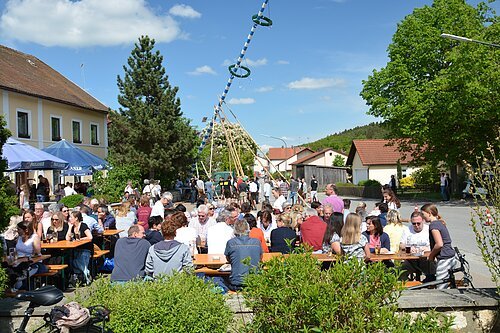 Maibaumaufstellen in Lengfeld