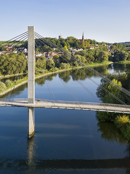 Luftaufnahme der Fußgängerbrücke Charbonnieres-les-Bains