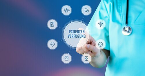 Patientenverfügung. Arzt zeigt auf digitales medizinisches Interface. Text umgeben von Icons, angeordnet im Kreis.