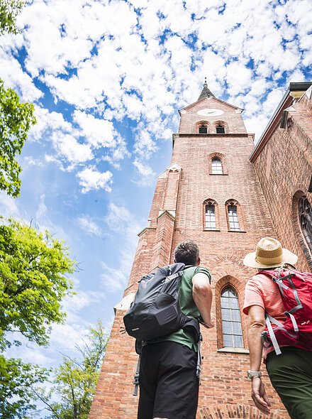 Wanderer vor der Kirche St. Nikolaus