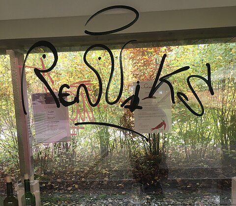 Vitrinen, Pavillon und Wände im Kurpark und Kurhaus