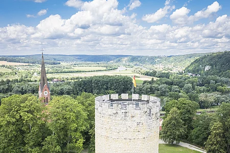 Luftbild vom Heinrichsturm mit Donautal im Hintergrund