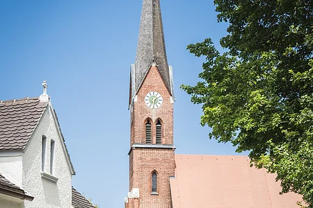 Wanderer bei der Kirche St. Nikolaus