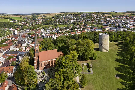 Luftaufnahme der Kirche St. Nikolaus auf dem Burgberg mit Heinrichsturm