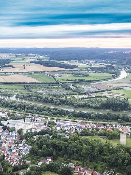 Blick über Bad Abbach und das Donautal mit Donauschleife aus der Vogelschau