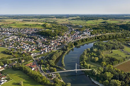 Luftaufnahme von Bad Abbach mit der Fußgängerbrücke im Vordergrund