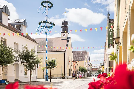 Marktmitte mit Blick auf den Maibaum und die Marktkirche St. Christophorus