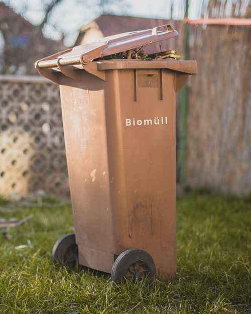Braune Mülltonne mit der Aufschrift "Biomüll"