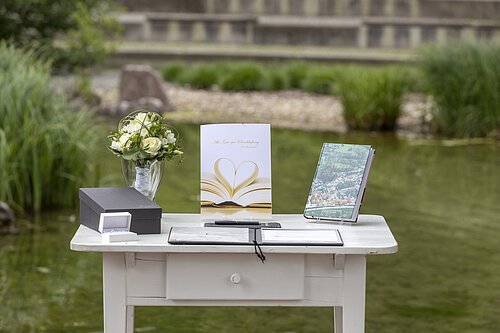 Tisch für eine Trauung im Kurpark Bad Abbach