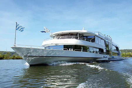 MS Kristallkönigin – das größere Schiff der Regensburger Kristallflotte der Donauschifffahrt Wurm & Noé