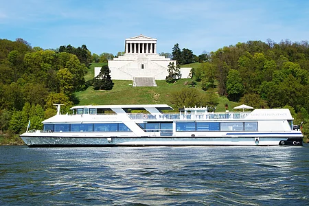 MS Kristallprinzessin vor der Walhalla