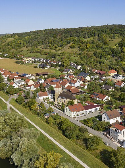 Luftaufnahme des Bad Abbacher Ortsteiles Oberndorf. Ein kleines Dorf neben der Donau, an welcher ein Radweg entlangläuft.